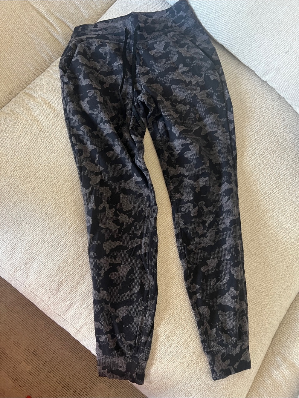 Lululemon Black & Gray Camo Jogger Pants.. size 6